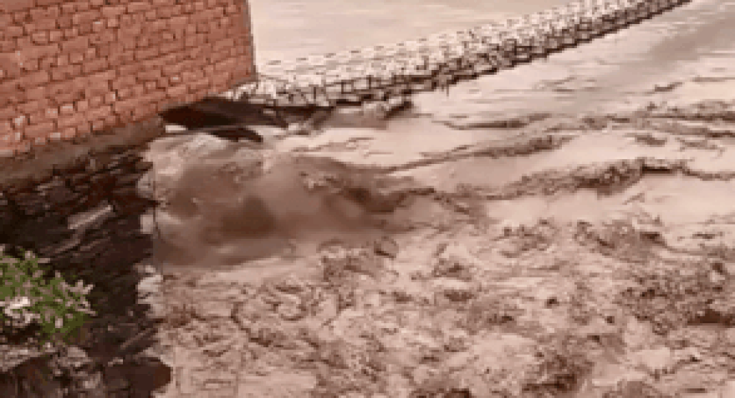 hp-cloudburst:-flash-flood-ravages-mandi;-houses,-vehicles,-bridges-washed-away