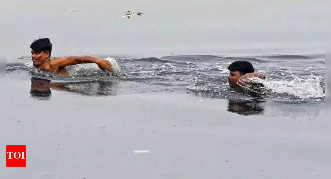 inside-delhi’s-death-dive-squad:102-bodies-pulled-out-from-waterbodies-this-year