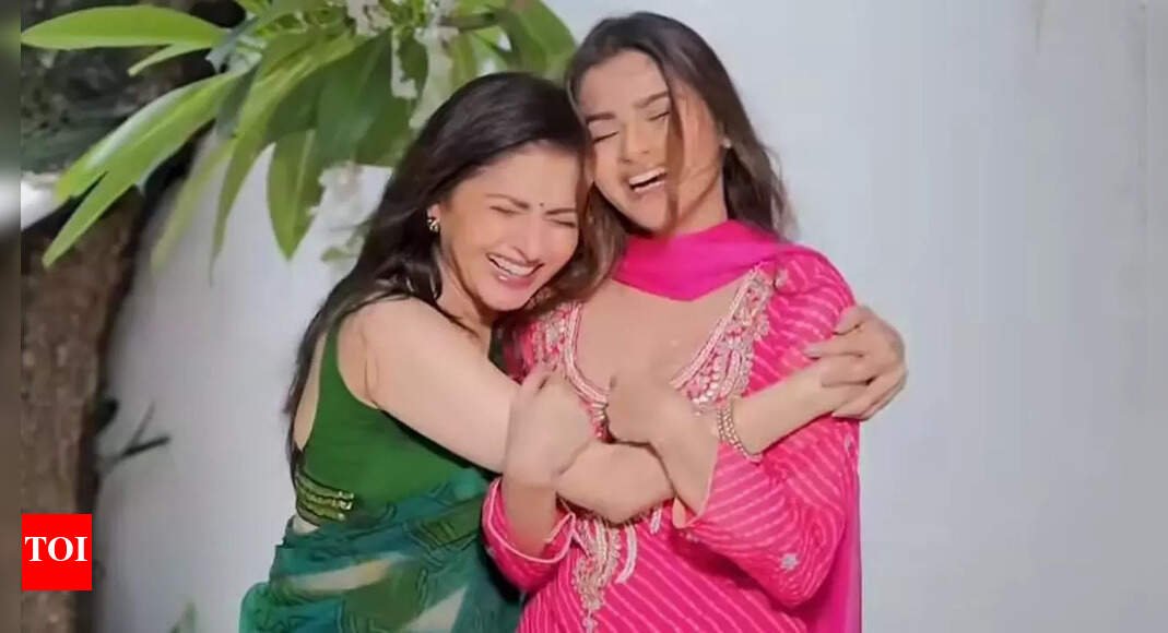 ‘maine-pyaar-kiya’-star-bhagyashree-shakes-a-leg-with-daughter-avantika-dassani;-fans-react-–-watch