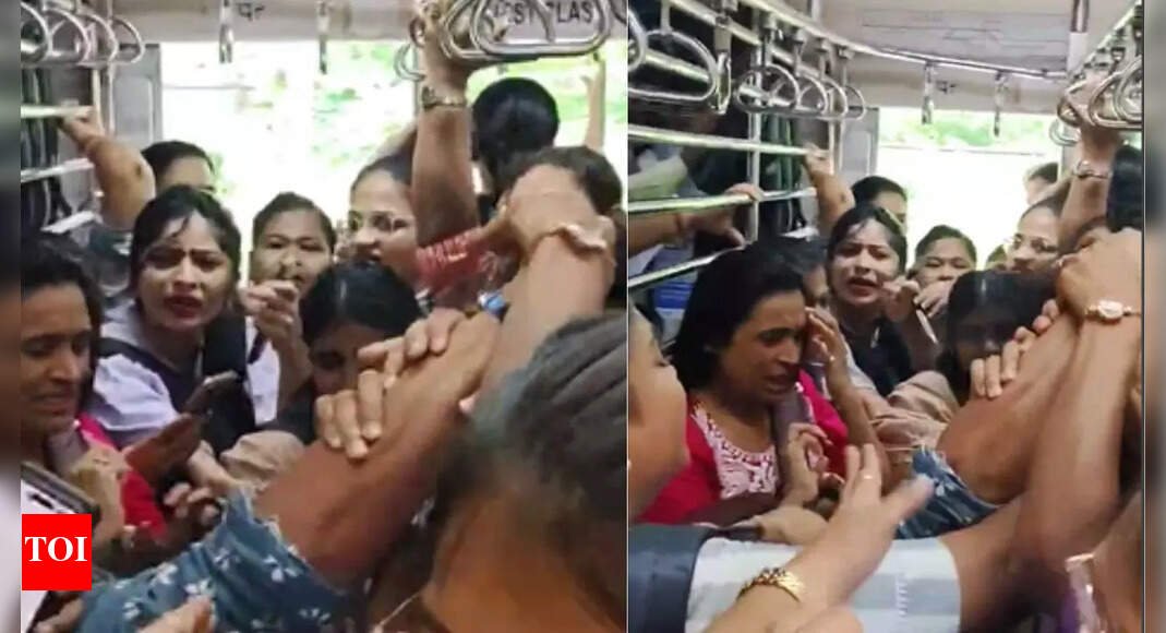 women-fight-in-kalyan-cst-local-train,-video-goes-viral-watch