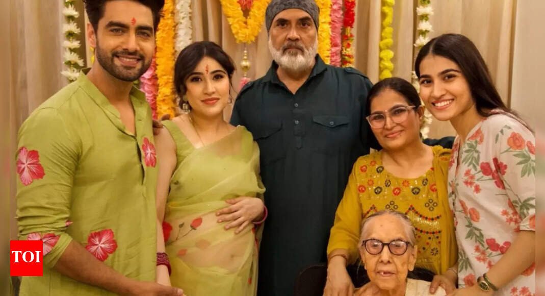 parents-to-be-rohit-purohit-and-sheena-bajaj-buy-a-new-house;-the-couple-give-a-glimpse-of-the-griha-pravesh-puja