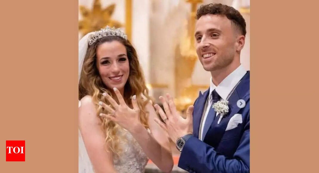 liverpool-footballer-diogo-jota-dies-at-28:-his-10-days-old-wedding-pics-are-breaking-our-heart