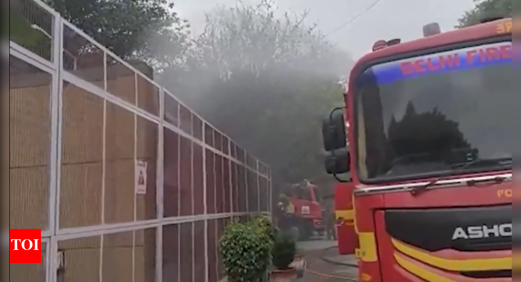video:-fire-after-transformer-blasts-near-aiims-trauma-centre-in-delhi;-none-injured