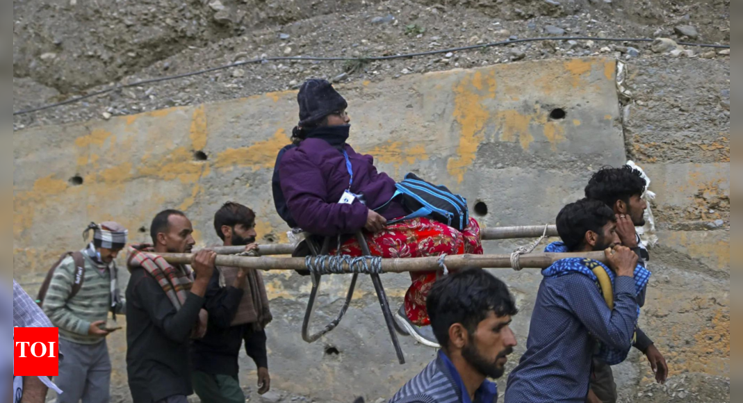 2nd-batch-of-5,246-amarnath-pilgrims-starts-from-jammu-base-camp