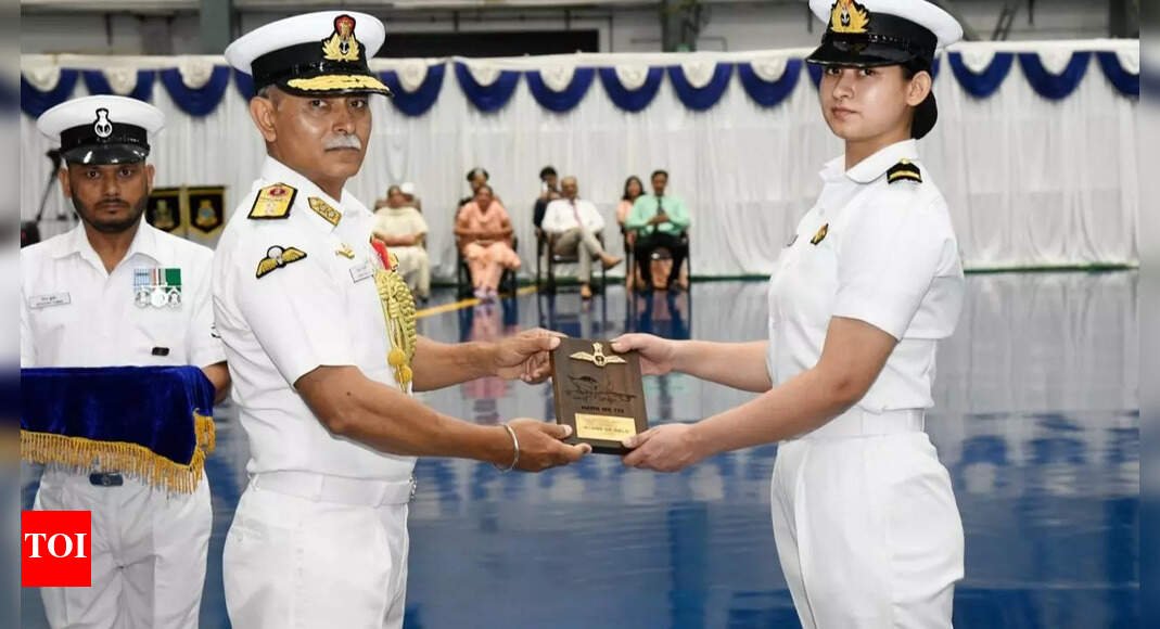aastha-poonia-becomes-1st-woman-to-be-trained-as-fighter-pilot