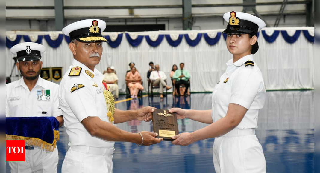 first-woman-fighter-pilot-in-navy:-sub-lt-aastha-poonia-receives-‘wings-of-gold’