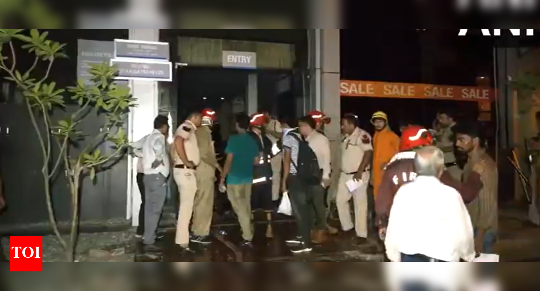delhi-blaze:-fire-at-vishal-mega-mart-in-karol-bagh-–-video