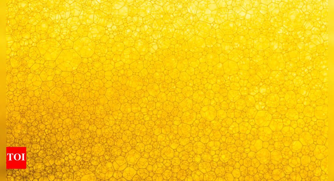 bubbles-in-urine:-what-it-could-mean,-according-to-a-doctor
