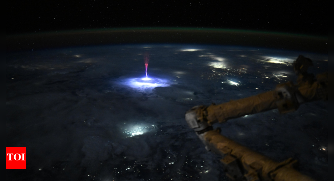 red-‘sprite’-in-space:-nasa-astronaut-shares-elusive-atmospheric-phenomena