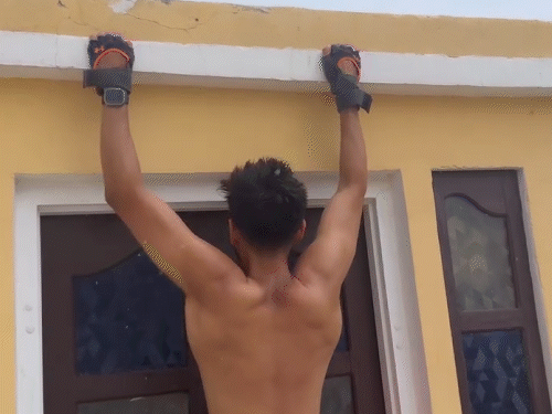 होटल-की-छत-पर-एक्सरसाइज-करते-दिखे-कार्तिक-आर्यन:मुंबई-से-अपनी-कार-मंगवाई,-नवलगढ़-में-खुद-चलाकर-शूटिंग-के-लिए-पहुंचे