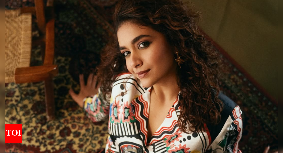 keerthy-suresh-is-giving-high-velocity-drama-in-this-anamika-khanna-couture