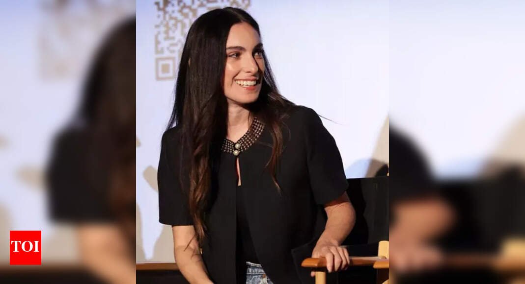 jennifer-kaytin-robinson-talks-about-reuniting-with-freddie-prinze-jr.-and-jennifer-love-hewitt