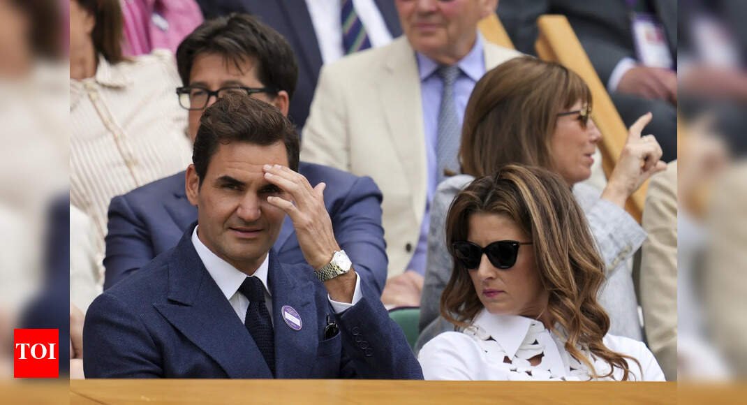 wimbledon:-roger-federer-greeted-with-roaring-applause-after-surprise-appearance
