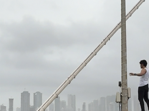 जानलेवा-स्टंट-या-शूटिंग-का-हिस्सा?:मुंबई-के-वर्ली-सीलिंक-पर-खड़े-नजर-आए-सिंगर-यासिर-देसाई,-वायरल-वीडियो-देखकर-सुरक्षा-पर-उठे-सवाल