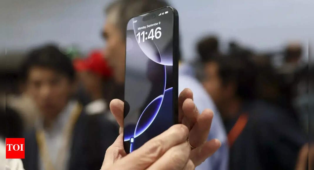 white-house-advisor-slams-apple-for-‘pace’-in-moving-iphone-production-from-china