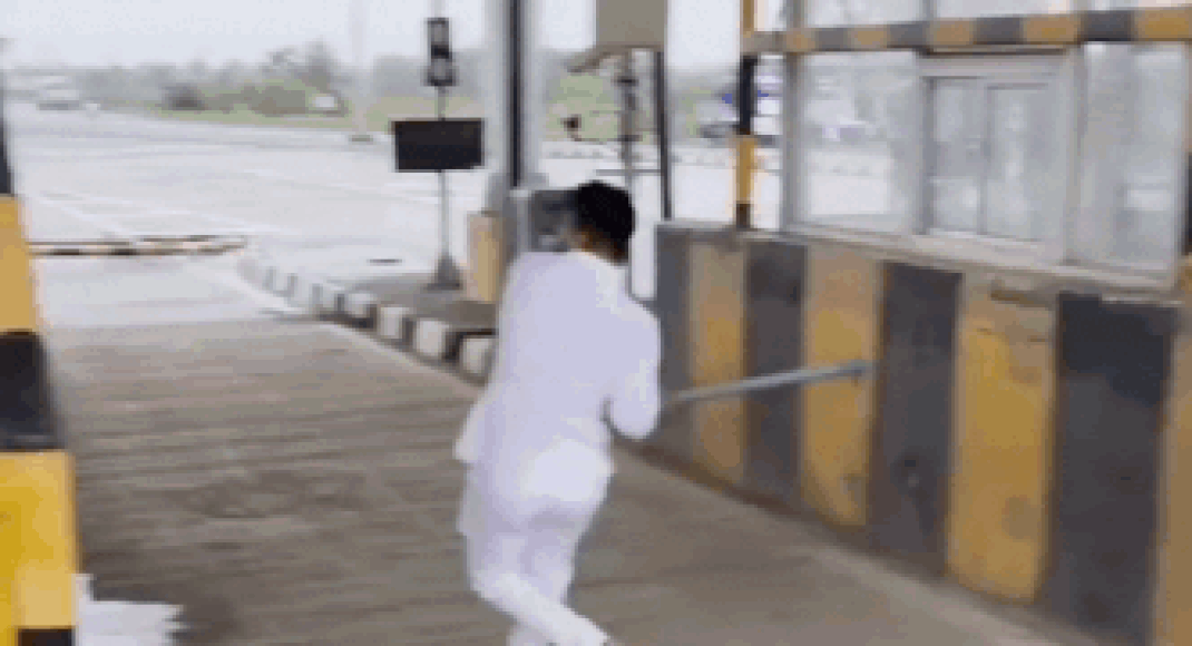 rods-in-hands,-fury-on-display:-mns-workers-go-on-rampage-at-washim-toll-booth-–-watch