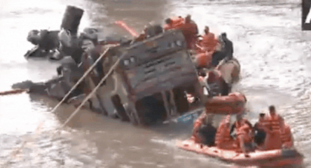 watch:-rescue-teams-try-to-pull-out-truck-after-gujarat-bridge-collapse;-10-dead,-several-injured