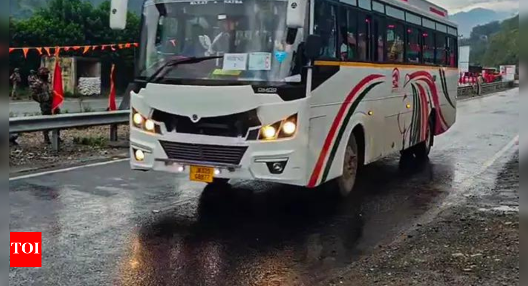amarnath-convoy-vehicle-hits-divider-in-udhampur,-driver-hurt