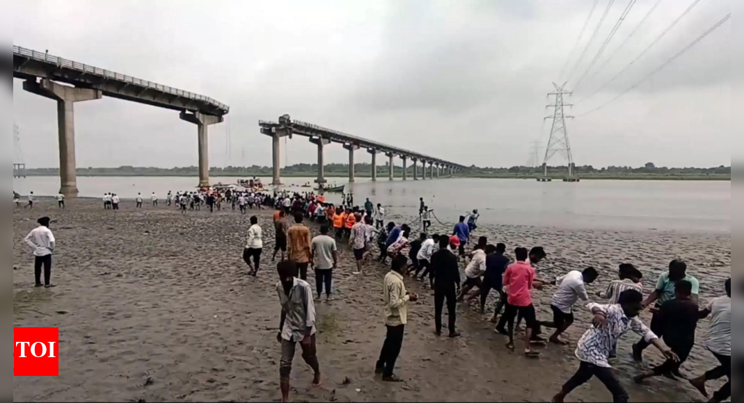 13-die-as-gujarat-bridge-collapses,-6-vehicles-fall-into-mahi-river