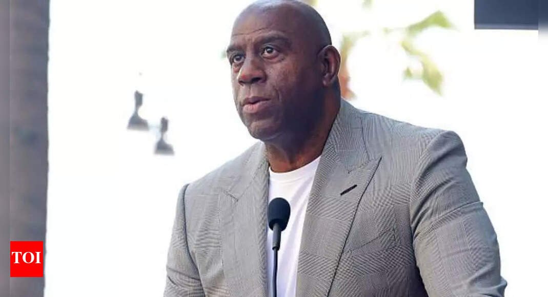 magic-johnson-dines-with-longtime-friends-and-family-on-lavish-vacation