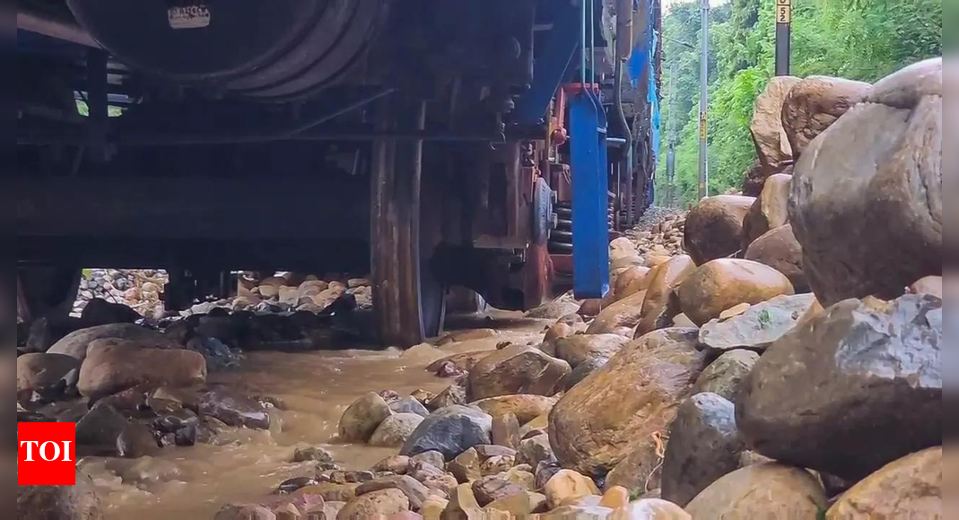 landslide-debris-derails-goods-train-in-j&k’s-kathua