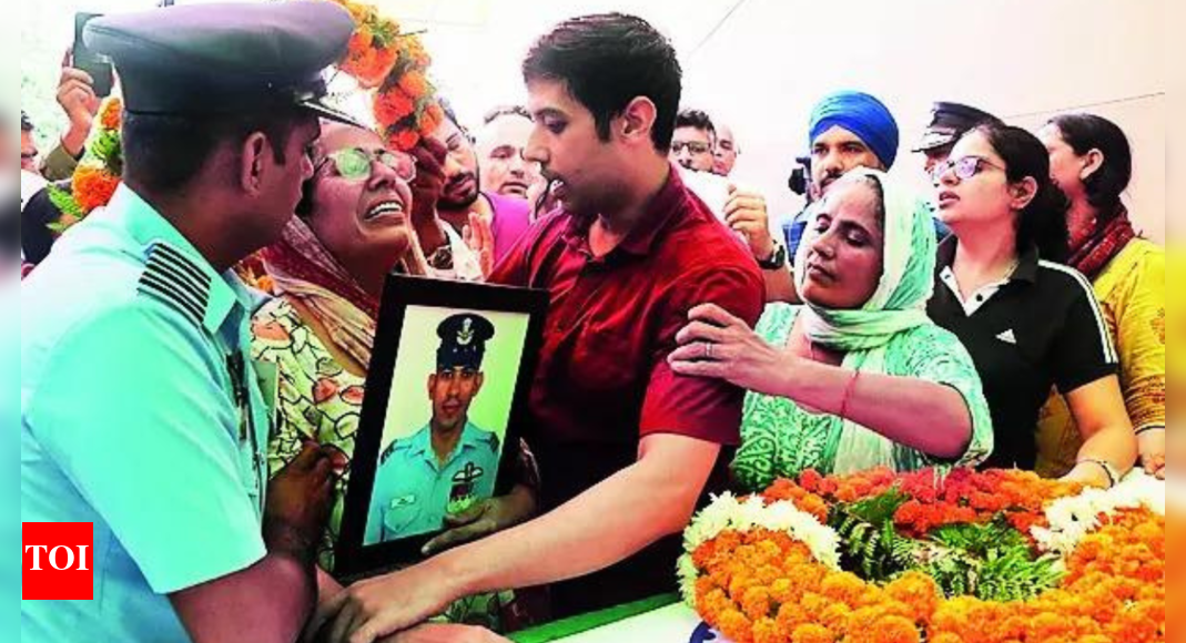 phase-out-old-warplanes,-says-fighter-pilot’s-brother;-no-mp,-mla-at-funeral