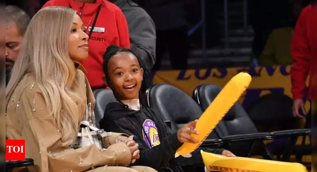 zhuri-and-savannah-james-bring-family-pride-courtside-for-bronny-james’-summer-league-match-vs-dallas-mavericks