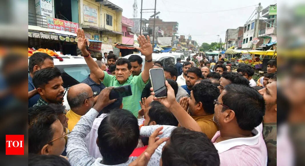 video:-up-minister’s-‘jai-shri-ram’-reply-to-locals-sharing-electricity-woes