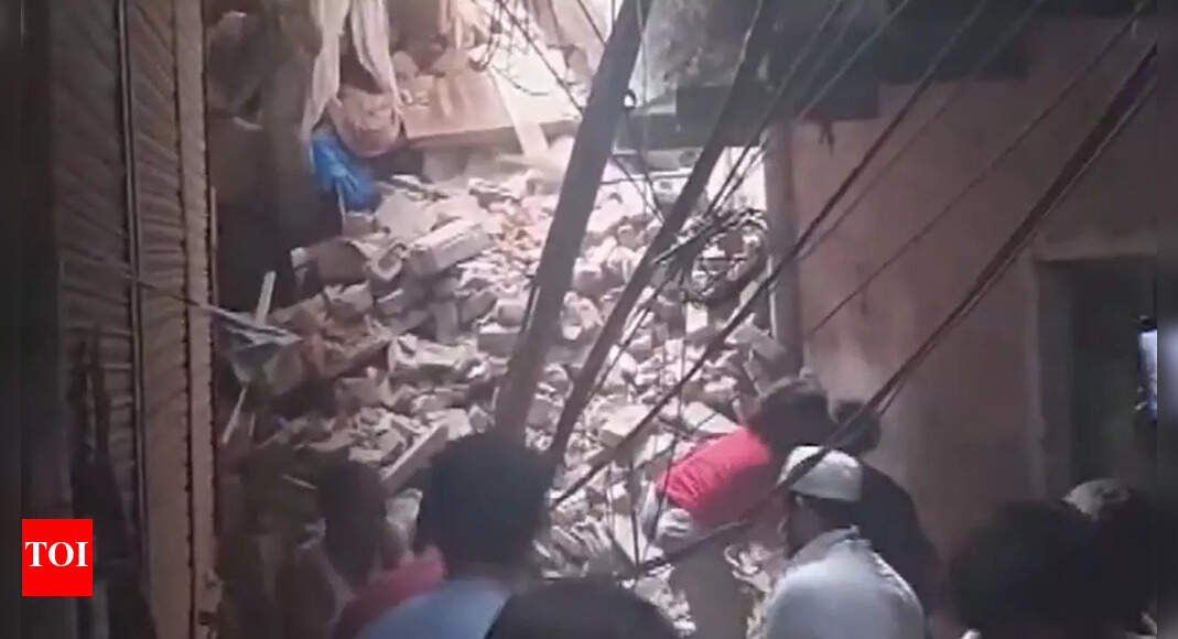 delhi:-4-storey-building-collapses-in-seelampur;-several-trapped