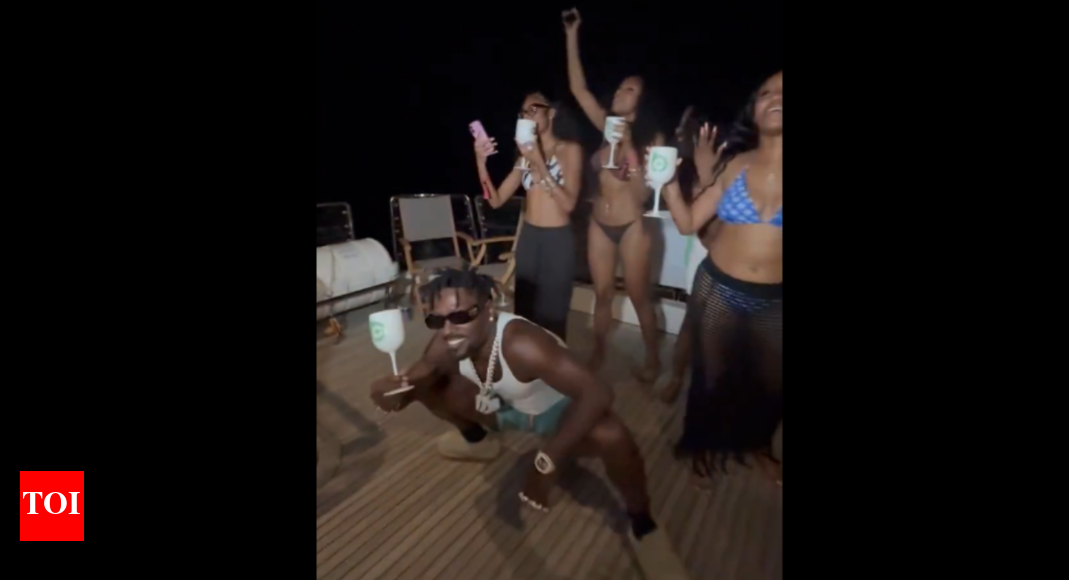 antonio-brown-parties-on-luxurious-yacht-with-bikini-clad-women-while-miami-police-stay-silent-on-shooting-allegations