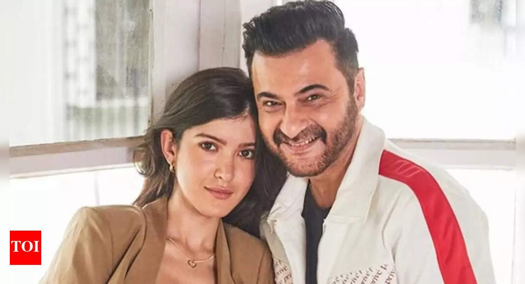 when-sanjay-kapoor-said-he-doesn’t-want-to-advise-shanaya-before-her-debut:-“she’s-seen-my-ups-and-downs”
