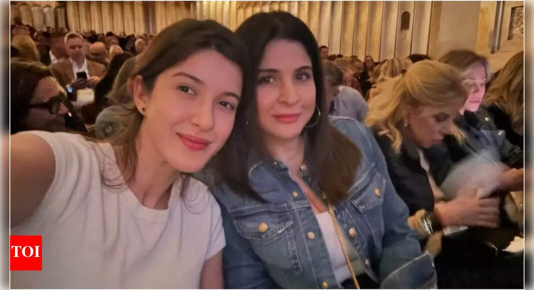 maheep-kapoor-seeks-blessings-at-mount-mary-church-as-shanaya-kapoor-makes-her-bollywood-debut