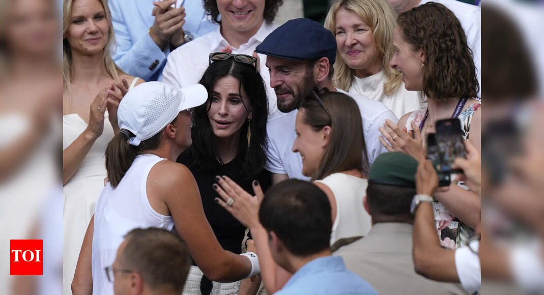swiatek-wins-first-wimbledon-title,-shares-special-hug-with-courteney-cox