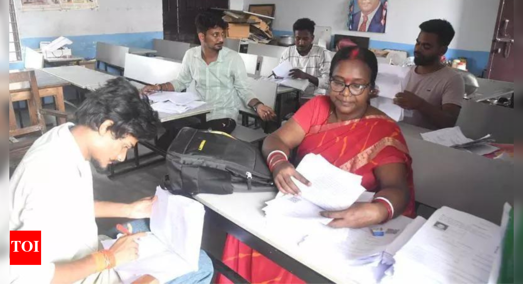 residents-of-patna-await-booth-level-officers-as-deadline-for-enumeration-forms-nears