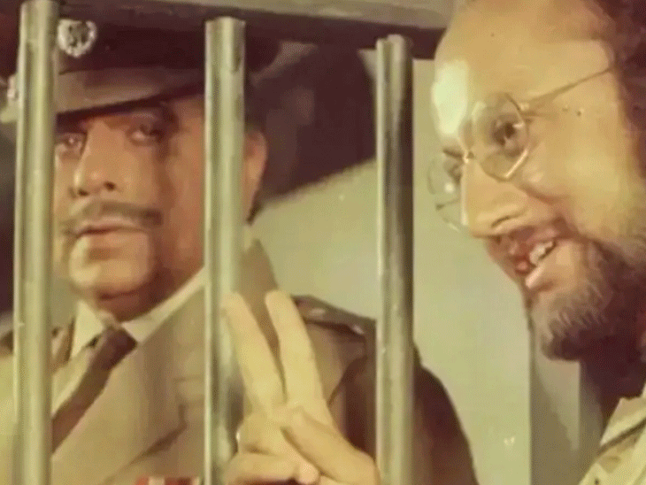 ‘बेटा,-पठान-का-हाथ-है,-बेहोश-हो-जाएगा’:जब-फिल्म-‘कर्मा’-के-सेट-पर-दिलीप-कुमार-ने-अनुपम-खेर-को-कही-थी-ये-बात