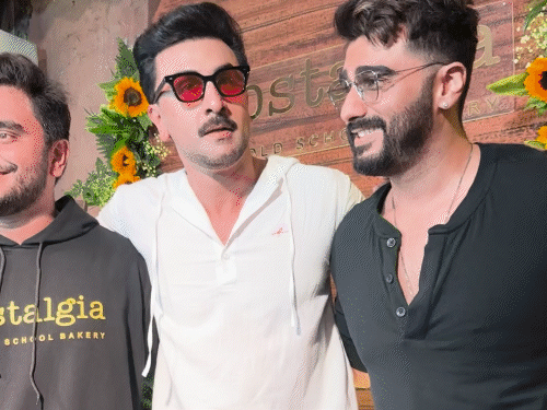 रणबीर-कपूर-ने-ली-अर्जुन-कपूर-की-फिरकी:रेस्टोरेंट-के-बाहर-पैप्स-से-कहा,-इसे-बोलो-खाना-खिलाने,-मीडिया-से-पूछा-सैयारा-देखी-या-नहीं