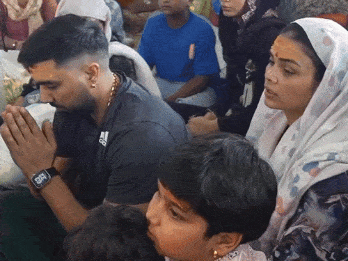 हरियाणवी-यूट्यूबर-की-पत्नी-धार्मिक-सजा-पूरी-करने-पहुंचीं-हरिद्वार:महामंडलेश्वर-कैलाशानंद-गिरी-से-मांगी-माफी;-काली-माता-का-रूप-बनाया-था