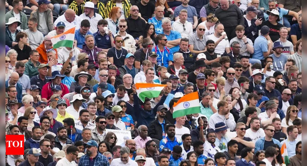 lancashire-explain-why-they-removed-fan-wearing-pakistan-jersey-at-old-trafford-–-it-wasn’t-due-to-his-t-shirt