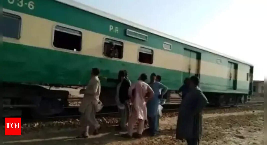 islamabad-express-derails:-25-injured;-coaches-came-off-near-kala-shah-kaku