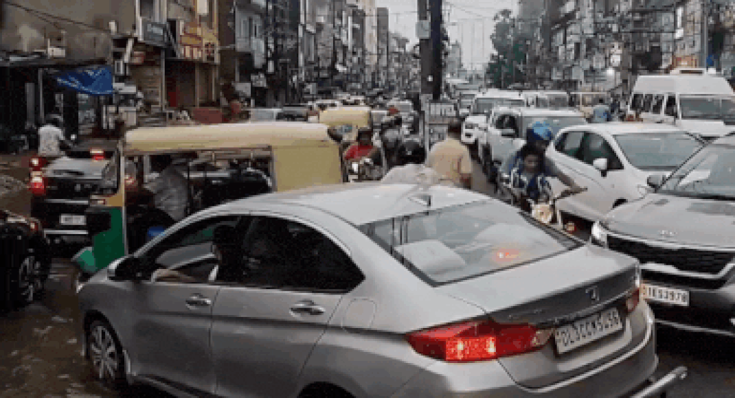 watch:-rainfall-brings-patna-to-standstill;-waterlogging-triggers-traffic-jams