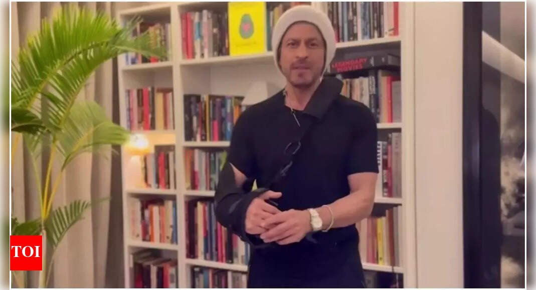 shah-rukh-khan’s-arm-cast-in-national-award-acceptance-video-explained;-all-about-his-injury-and-shoot-delay