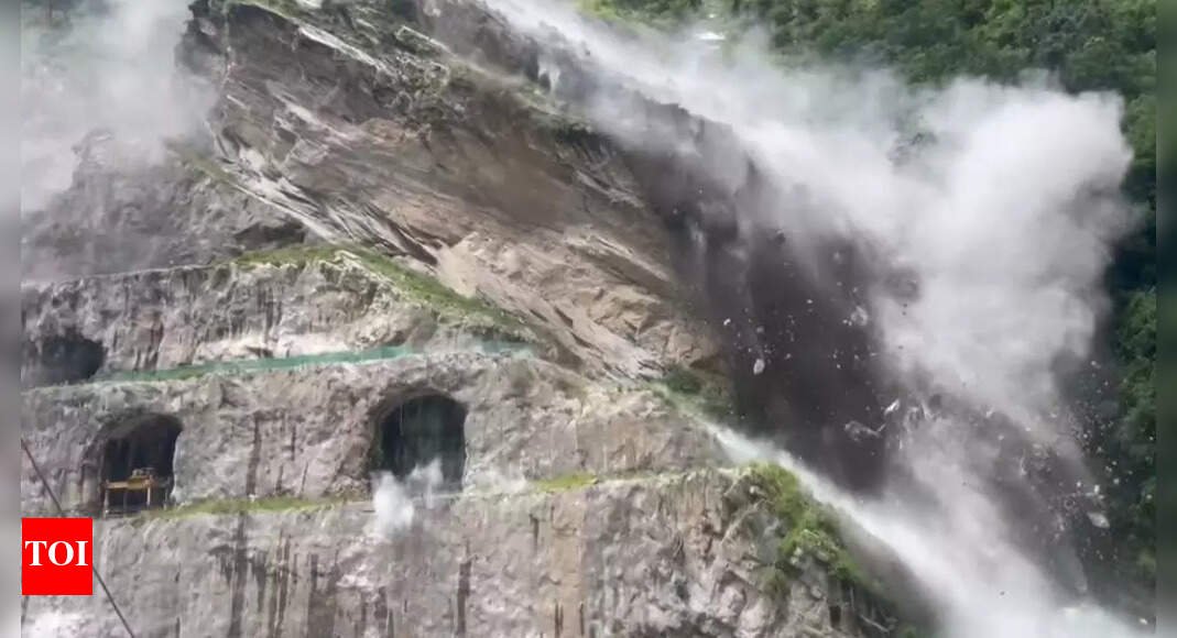 uttarakhand:-landslide-hits-vishnugad-pipalkoti-project-site;-8-injured