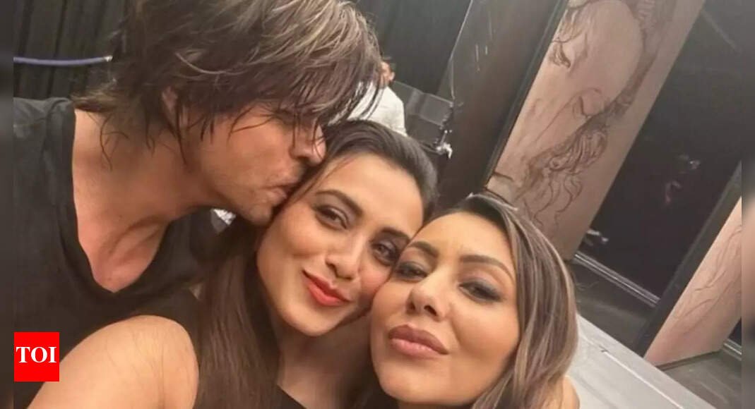 netizens-can’t-stop-gushing-as-gauri-khan-shares-the-most-adorable-pic-with-shah-rukh-khan,-rani-mukerji-after-their-national-award-win,-karan-johar-says,-‘if-this-is-not-full-circle,-what-is?’