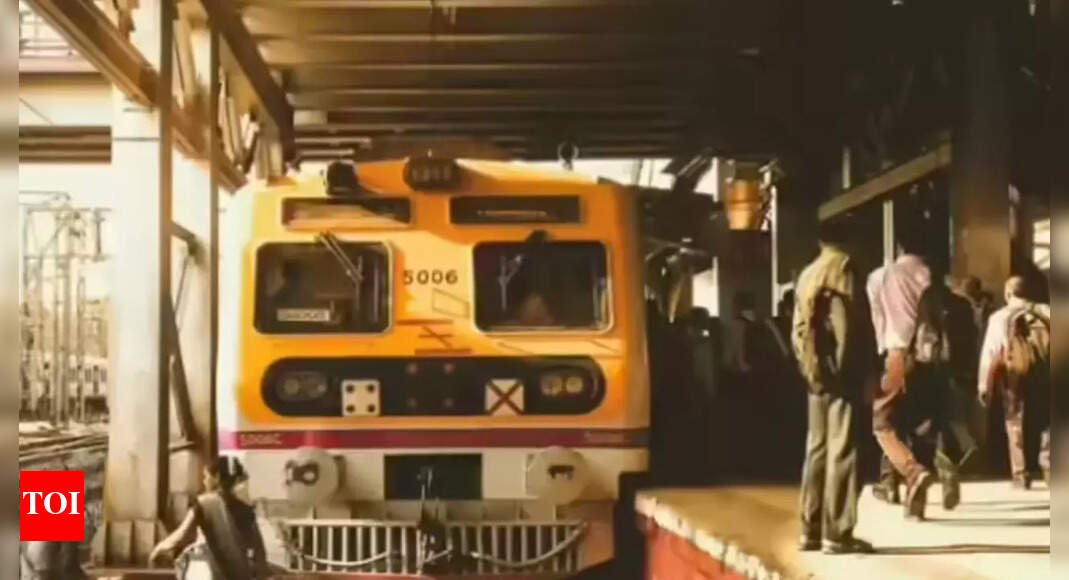 mumbai-local-shocker:-drunk-cop-misbehaves-with-women-in-ladies-coach;-booked