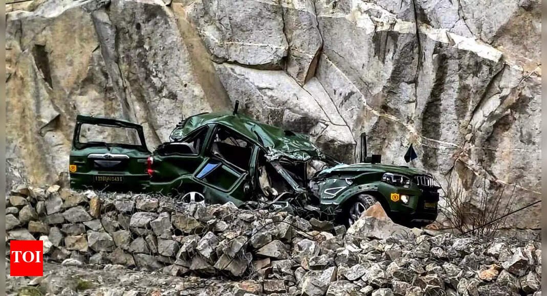 amarnath-yatra-car-falls-into-gorge:-2-dead,-3-injured,-victims-were-yatra-volunteers