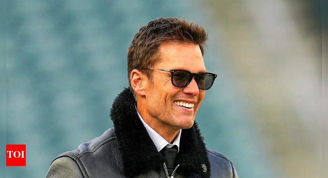 tom-brady-marks-48th-birthday-with-sweet-family-photo-with-sister-julie