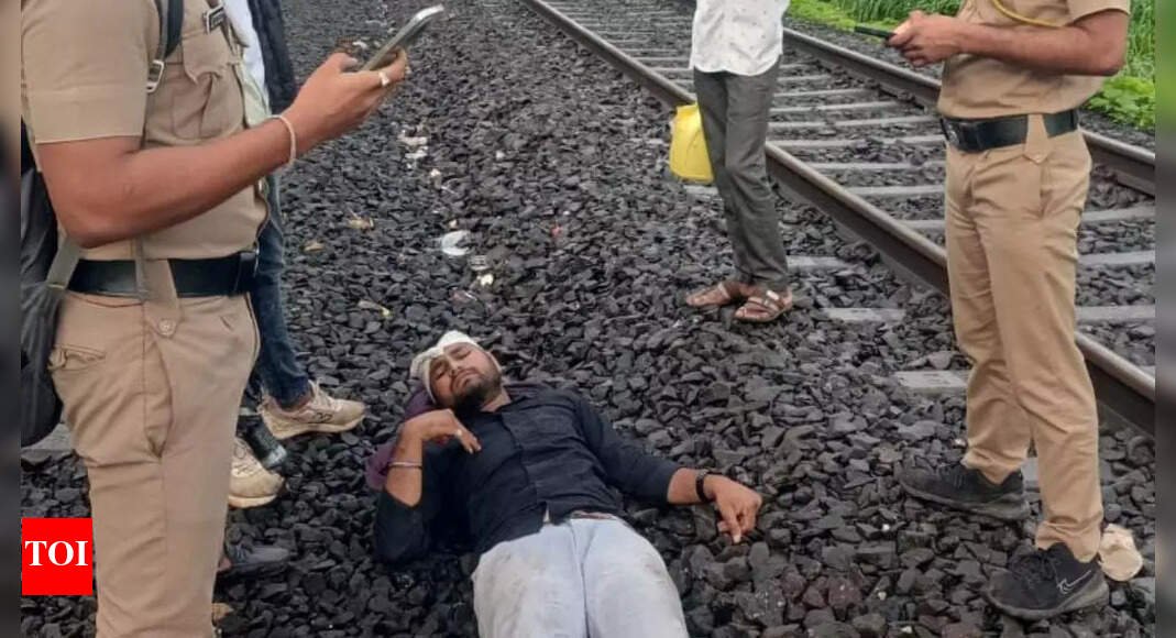 worrying-trend:-man-falls-off-moving-train,-loses-leg-in-‘phatka-gang’-phone-snatching-attack-in-kalyan;-looted-by-16-year-old-as-he-lays-in-pain