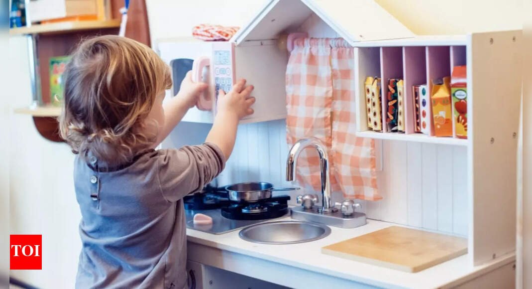 nearly-200,000-kitchen-set-toys-recalled-after-one-reported-death;-experts-share-safety-tips-for-parents