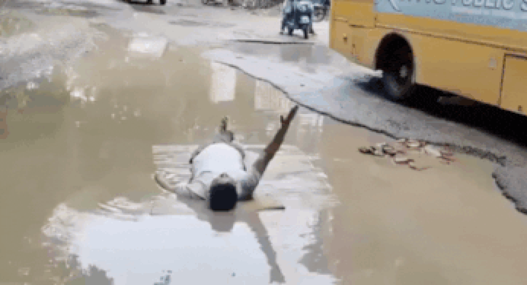 kanpur-man-protests-pothole-mishap-with-bizarre-demonstration