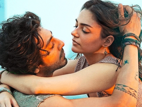 मोहिता-सूरी-की-‘सैयारा’-ने-रचा-इतिहास:डेब्यू-स्टार्स-की-फिल्म-ने-इंडियन-बॉक्स-ऑफिस-पर-की-300-करोड़-की-कमाई